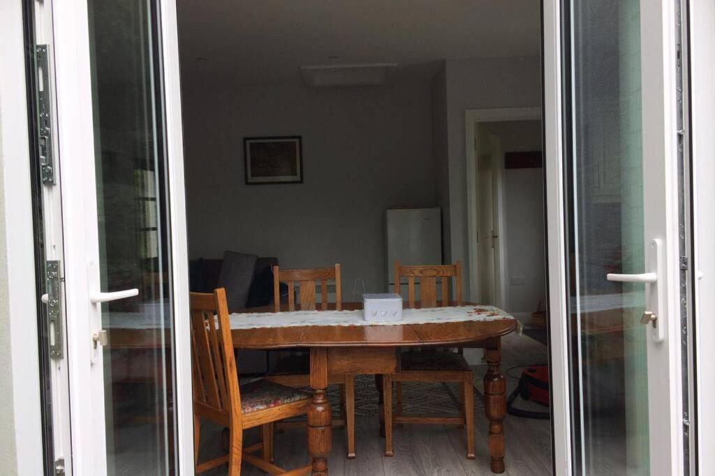 Mews With Garden Views Apartment คาร์โลว์ ภายนอก รูปภาพ