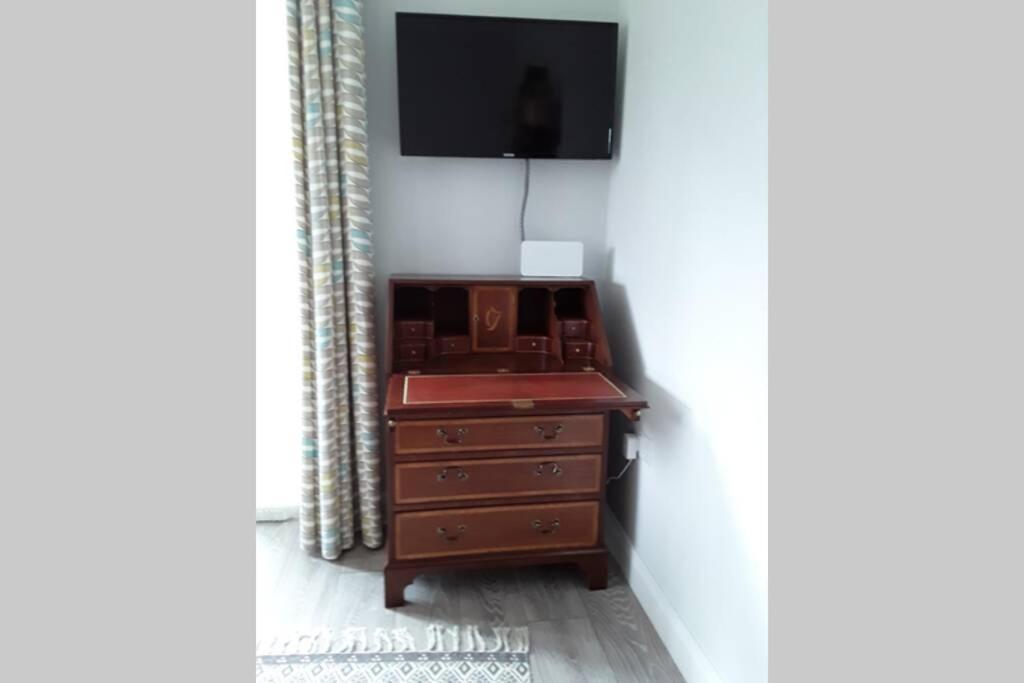 Mews With Garden Views Apartment คาร์โลว์ ภายนอก รูปภาพ